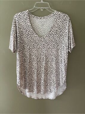 NWOT American Eagle Outfitters Short Sleeve V-Neck Leopard Print Top Size XS